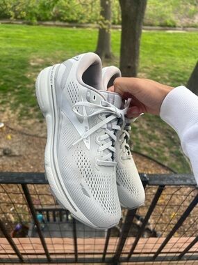 Brooks Ghost Running Shoes - Light Gray